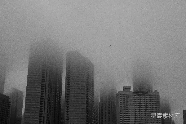 高清摄影 阴云密布的日子，高楼大厦消失在浓雾之中。
