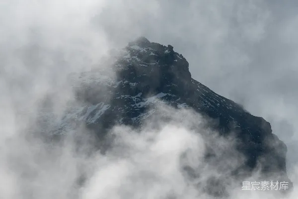 高清摄影 一座山峰上覆盖着云雾。
