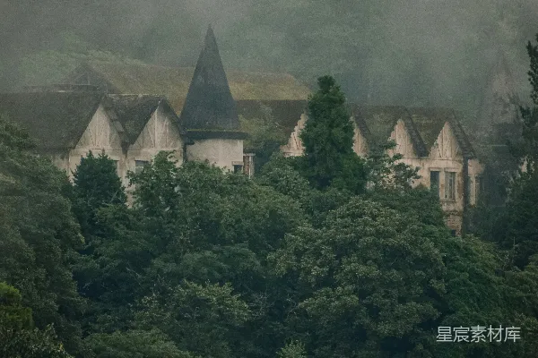 高清摄影 一座山上的一座建筑，周围有树木。