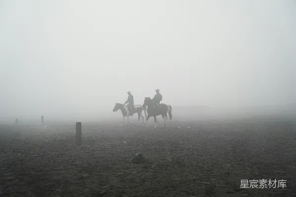 高清摄影 两名骑马者在浓雾中前行。