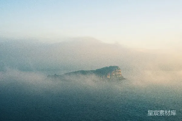 高清摄影 一个水体中央的小岛