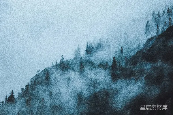 高清摄影 一个男人骑在覆盖着雪的山顶上