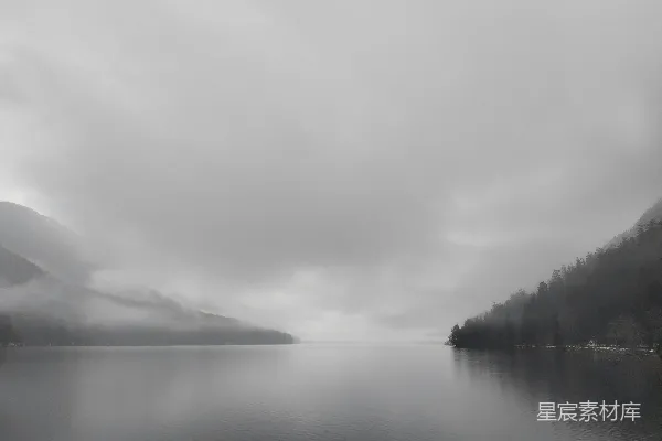 高清摄影 一片被群山环绕的水域