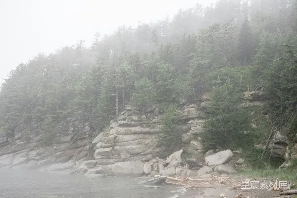 高清摄影 一个雾蒙蒙的日子，在岩石海滩岸边