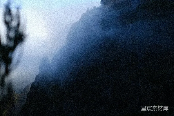 高清摄影 一座非常高大的山峰，上面有一些非常漂亮的云朵。