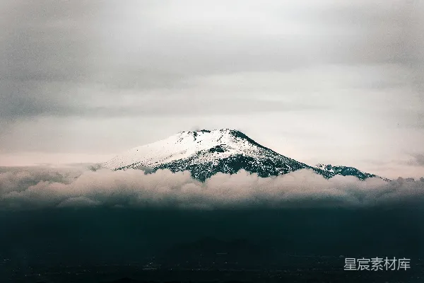 高清摄影 白雪覆盖的黑山在灰蒙蒙的天空下