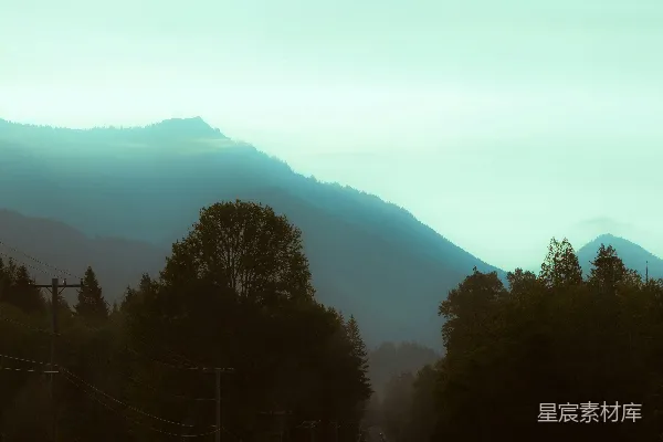 高清摄影 一条路通向山峦和天空。