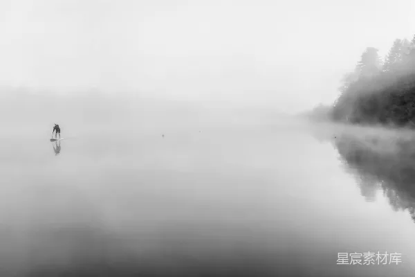 高清摄影 一个人站在湖中央的冲浪板上