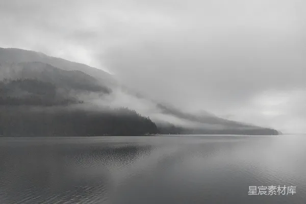 高清摄影 一片被山脉环绕的水域