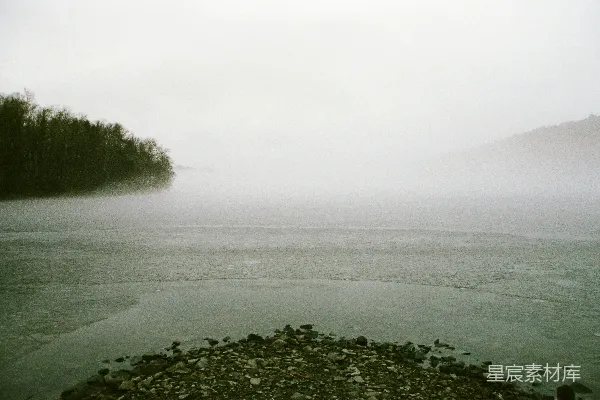 高清摄影 一片被森林环绕的水域
