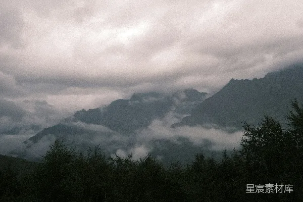 高清摄影 一座山峰被云雾笼罩的景象