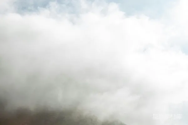 高清摄影 一辆车在田野中间的路上行驶