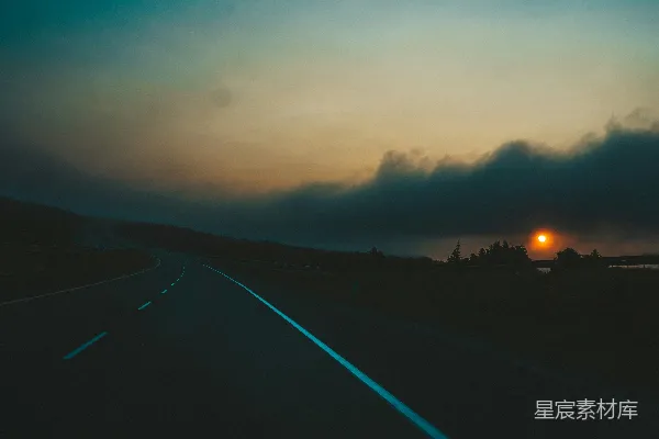 高清摄影 弯弯曲曲的山路在夕阳下笼罩着浓雾。