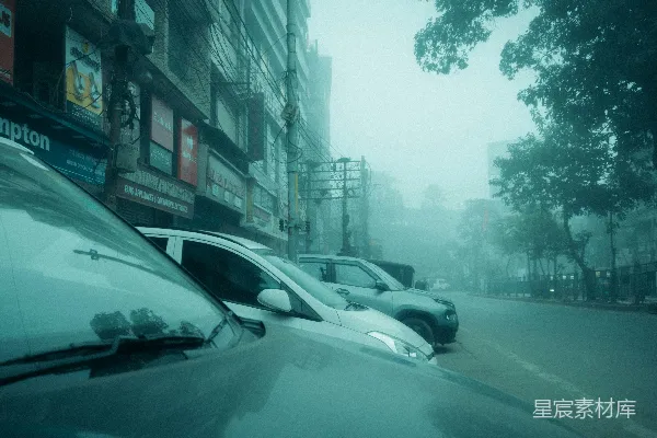 高清摄影 一排停在城市街道上的汽车