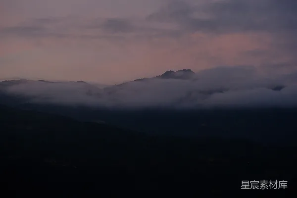 高清摄影 暮色中，云雾缭绕的高山。