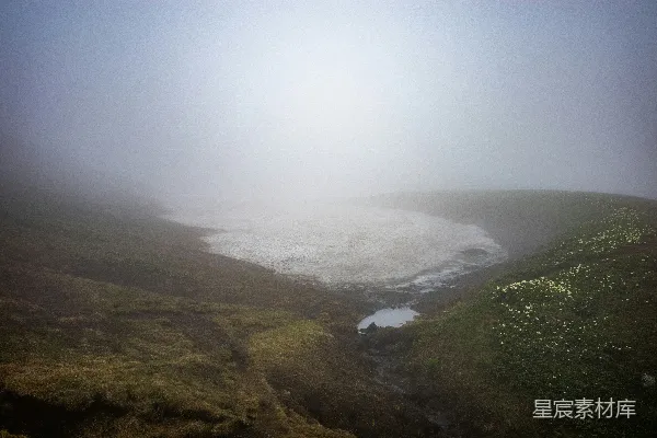 高清摄影 雾蒙蒙的山景，带着残雪的痕迹。