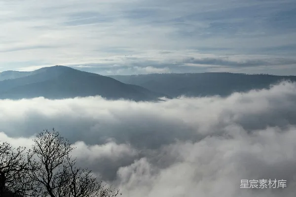 高清摄影 一座被云雾笼罩的山景