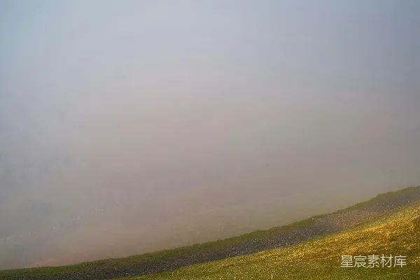 高清摄影 白天白云下的绿色草地