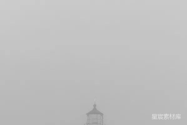 高清摄影 灯塔从浓密的白雾中浮现。