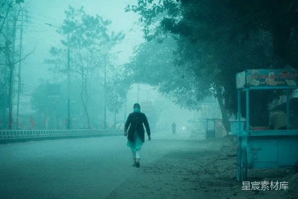 高清摄影 一个人在雾中沿着街道行走