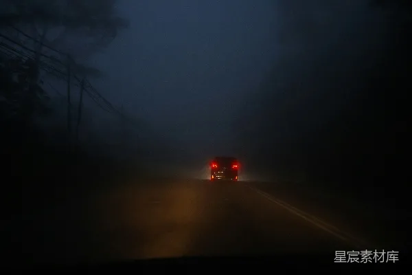 高清摄影 夜间在浓雾中驾驶汽车