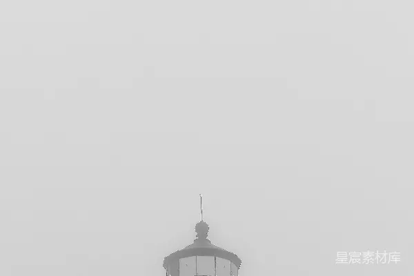 高清摄影 灯塔在浓雾中矗立。