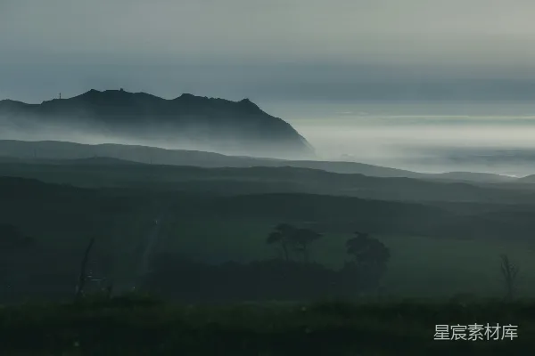 高清摄影 白天的山间绿草地