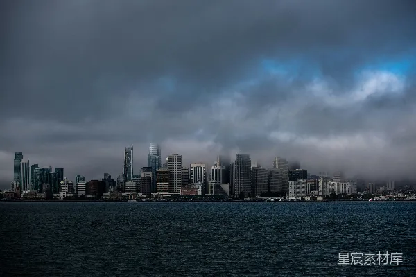 高清摄影 城市中有高楼大厦，海景在灰蒙蒙的天空下。