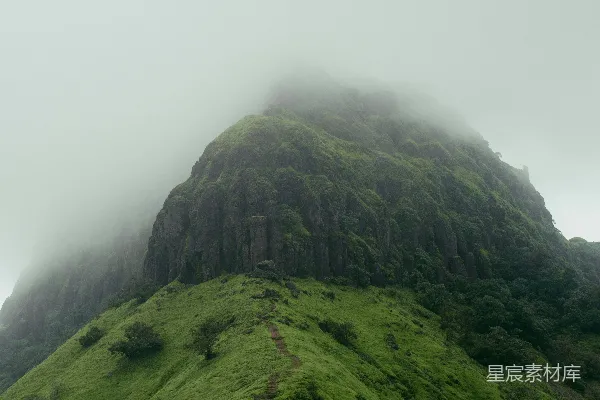 高清摄影 白天，白色天空下的青山绿水