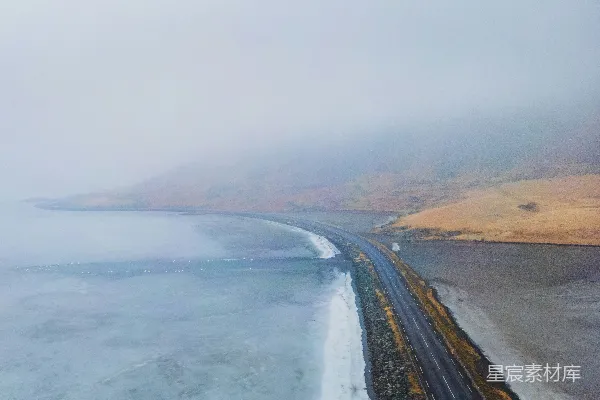 高清摄影 一条路穿过两块陆地之间的水域。