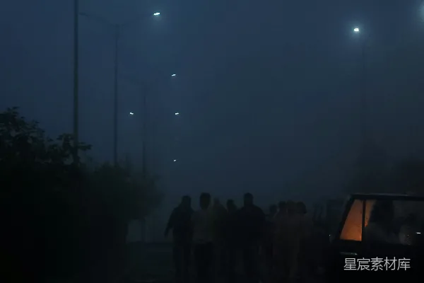 高清摄影 一群人在夜晚走在街道上。