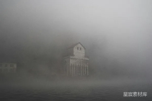 高清摄影 雾天里的白色建筑