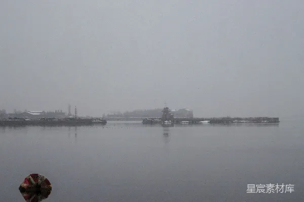 高清摄影 雾蒙蒙的港湾，有浮标和远处的建筑物。