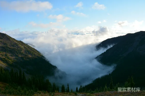 高清摄影 背景中有一座大山