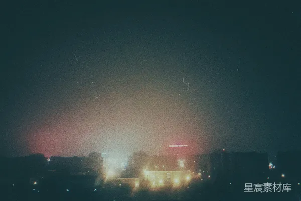 高清摄影 雾蒙蒙的夜晚城市景象，灯光闪烁，夜空漆黑。