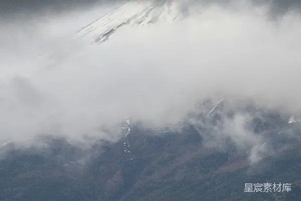 高清摄影 白雪覆盖的山峰从云层中显现出来