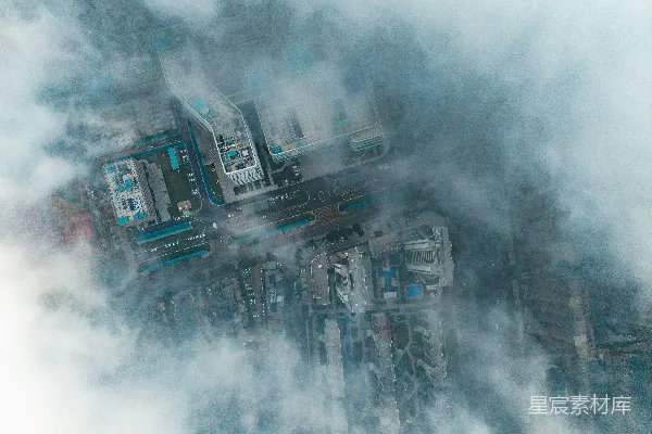 高清摄影 云层部分覆盖建筑物的鸟瞰图