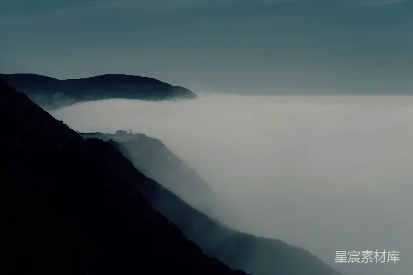 高清摄影 山峰从浓雾中显露出来。