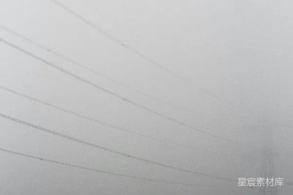 高清摄影 雾蒙蒙的田野，远处有电线杆。