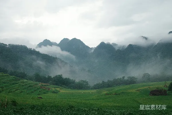 高清摄影 雾山高耸于绿波翻滚的丘陵之上