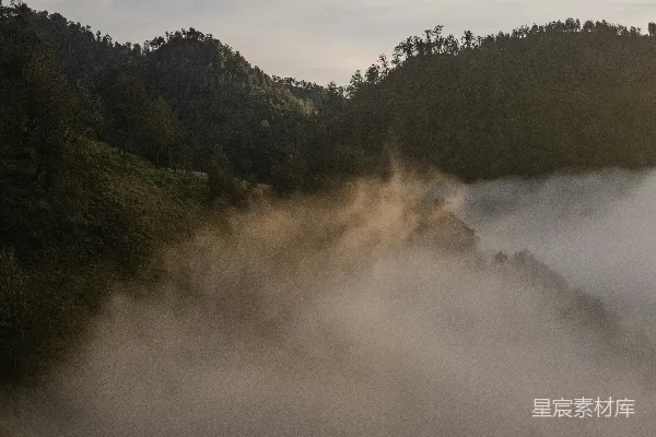 高清摄影 金色的阳光照亮了森林山峦上笼罩的晨雾。