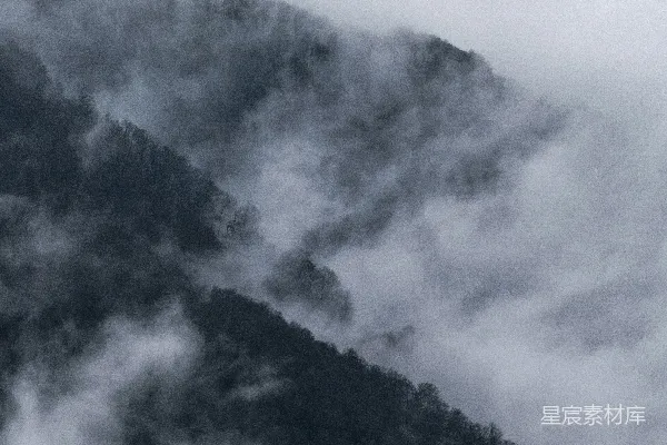 高清摄影 一座山峰被云雾笼罩的景色