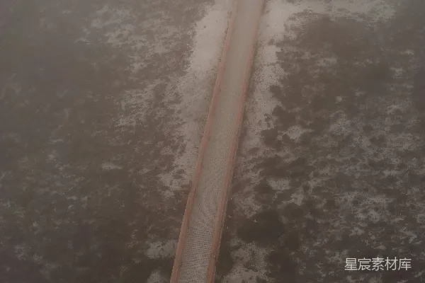 高清摄影 在偏僻之地的一条公路空中俯瞰图