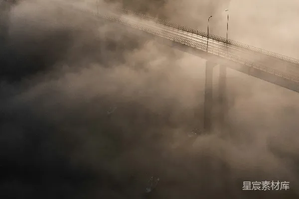 高清摄影 在雾中俯瞰一座桥梁的景象