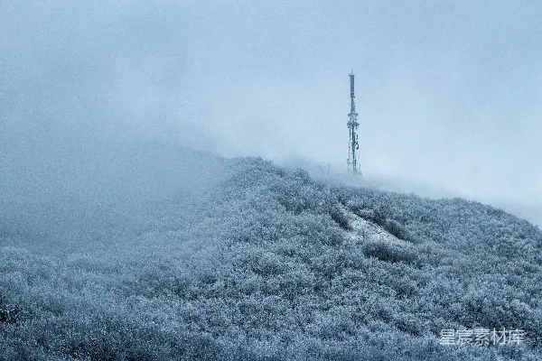 高清摄影 远处有一座塔的雪景
