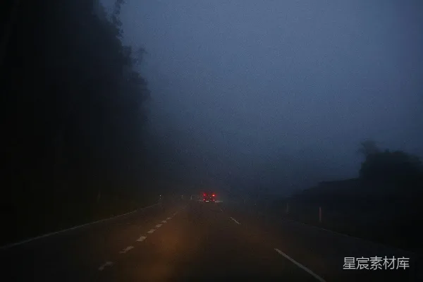 高清摄影 在雾蒙蒙的夜晚开车