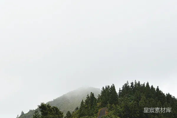 高清摄影 山脉笼罩在白雾中