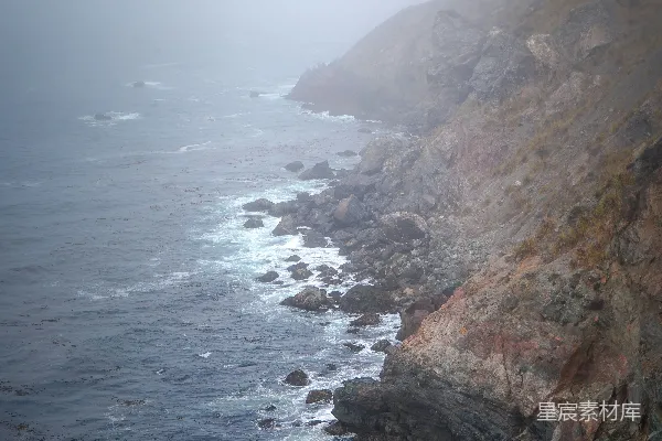 高清摄影 白天海边的棕色岩石山