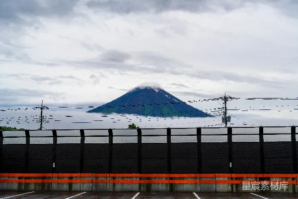 高清摄影 富士山在路障后面的云层中若隐若现。