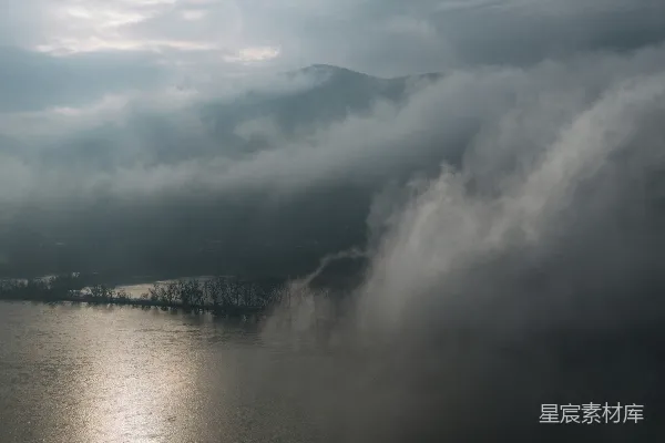 高清摄影 一大片被云层环绕的水域